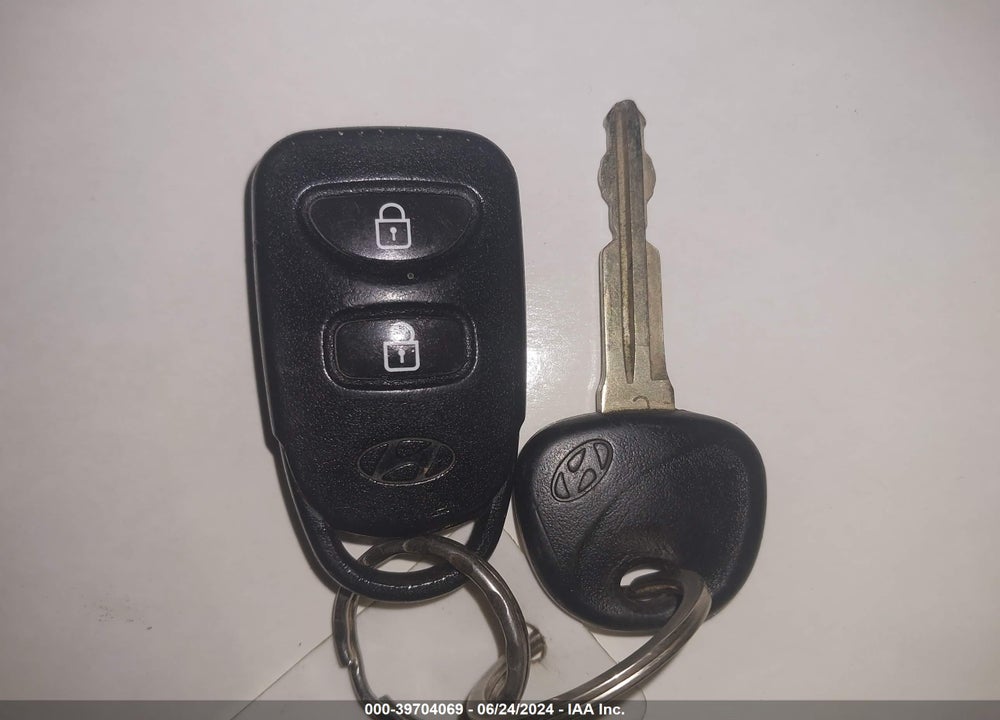2010 HYUNDAI TUCSON VIN: KM8JU3AC7AU081667