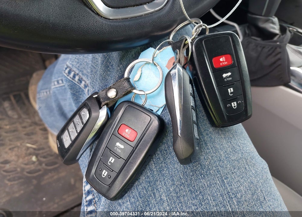 2018 TOYOTA CAMRY SE VIN: 4T1B11HK2JU666977
