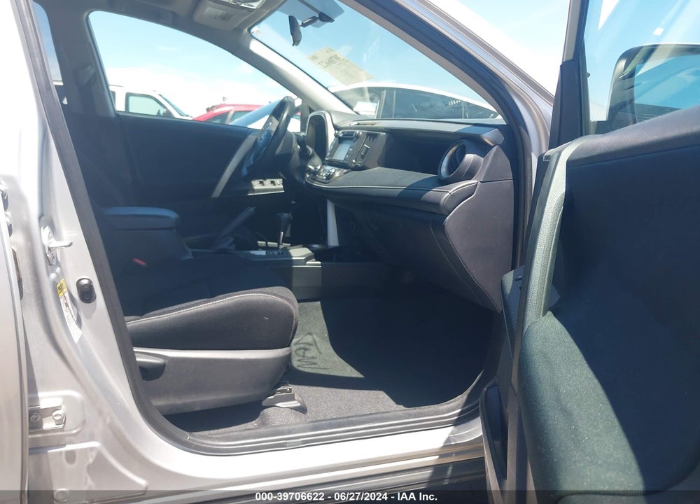 2015 TOYOTA RAV4 XLE VIN: 2T3WFREV9FW136780