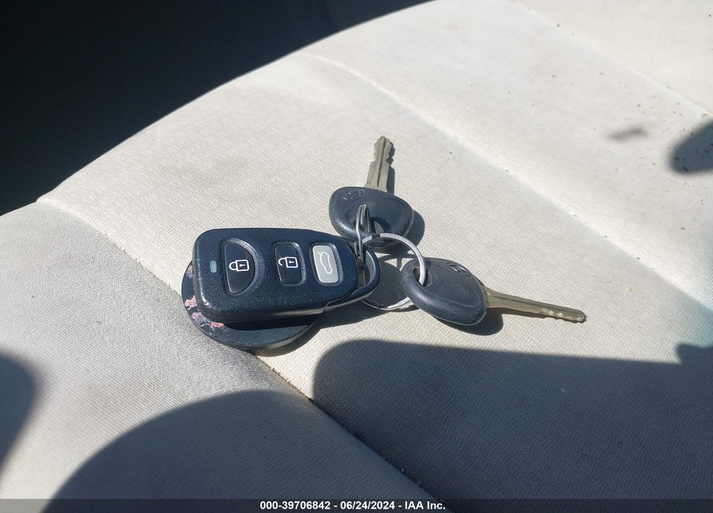 2008 HYUNDAI ELANTRA VIN: KMHDU46D18U381817