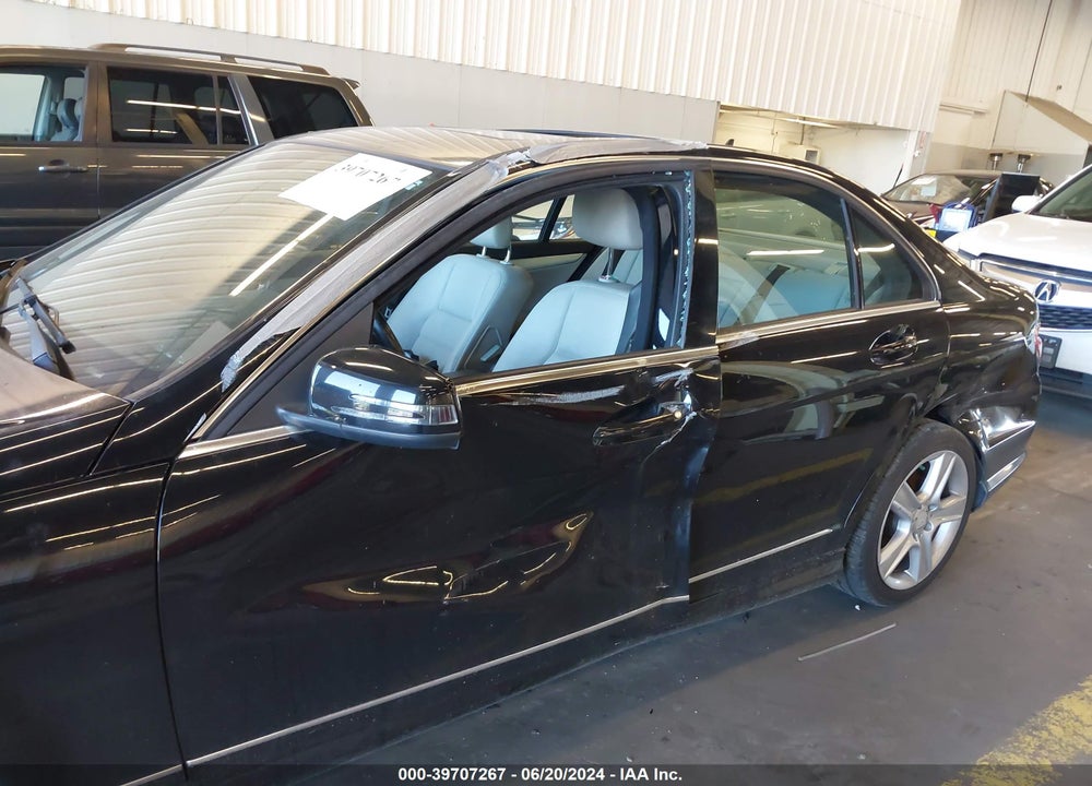 2011 MERCEDES-BENZ C 300 LUXURY/SPORT VIN: WDDGF5EB9BA423408