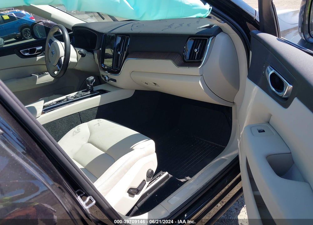 2021 VOLVO XC60 T5 MOMENTUM VIN: YV4102DK1M1700523
