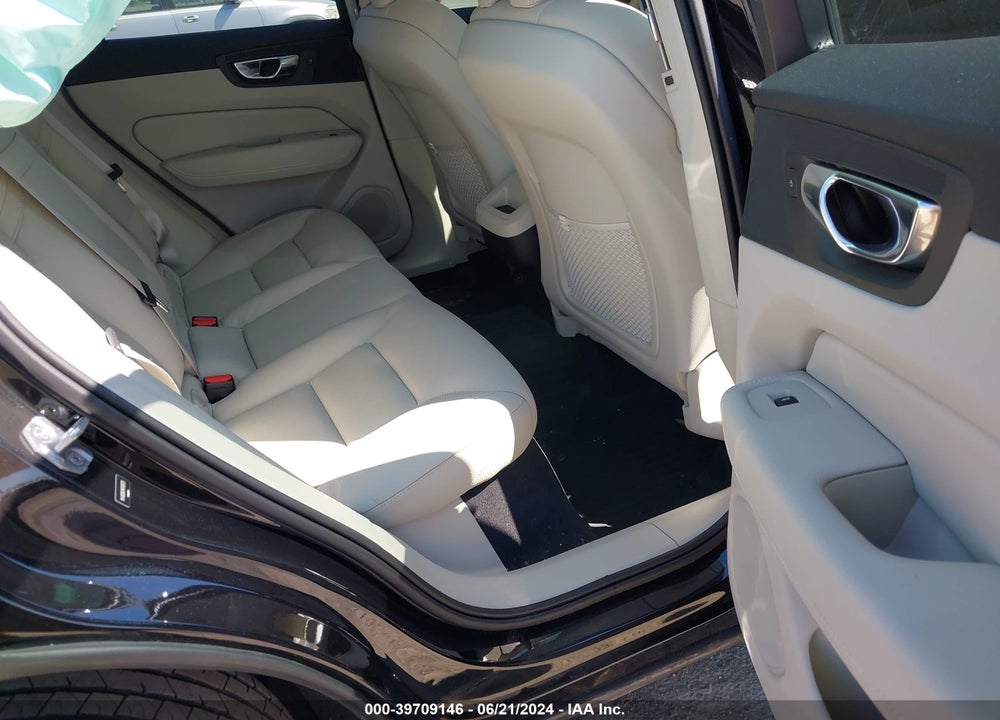 2021 VOLVO XC60 T5 MOMENTUM VIN: YV4102DK1M1700523