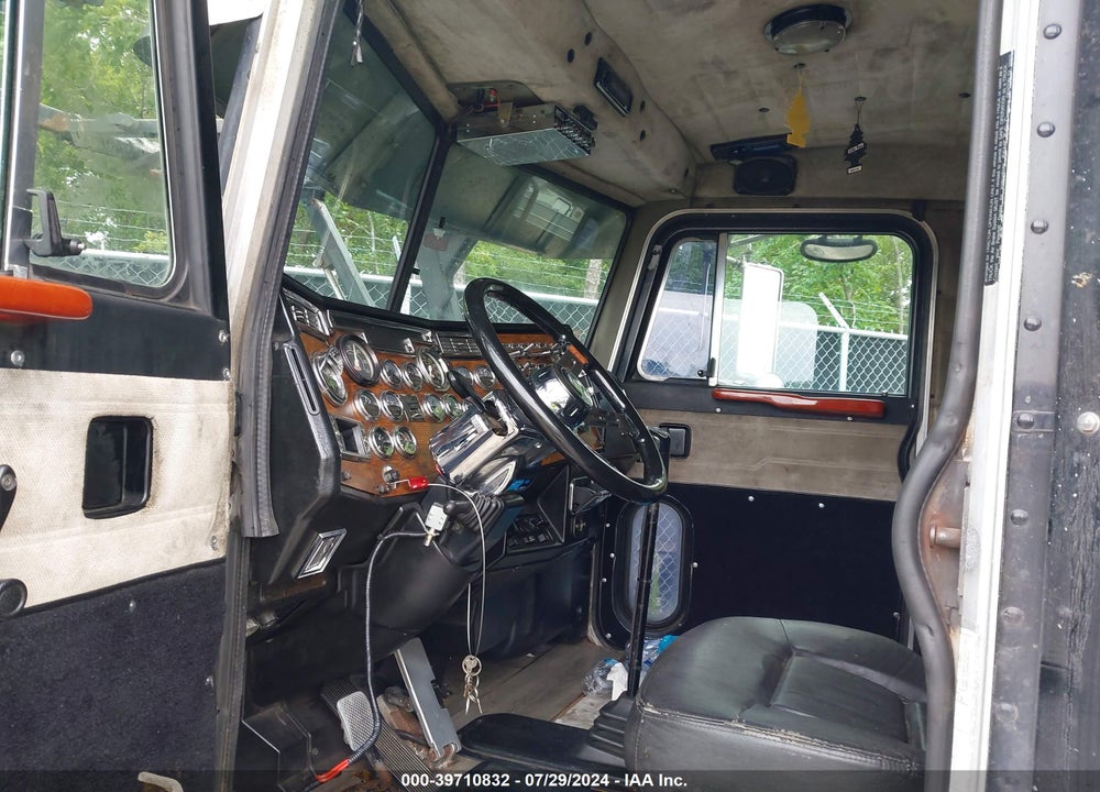 2000 PETERBILT 379 VIN: 1NP5DB9X9YD512701