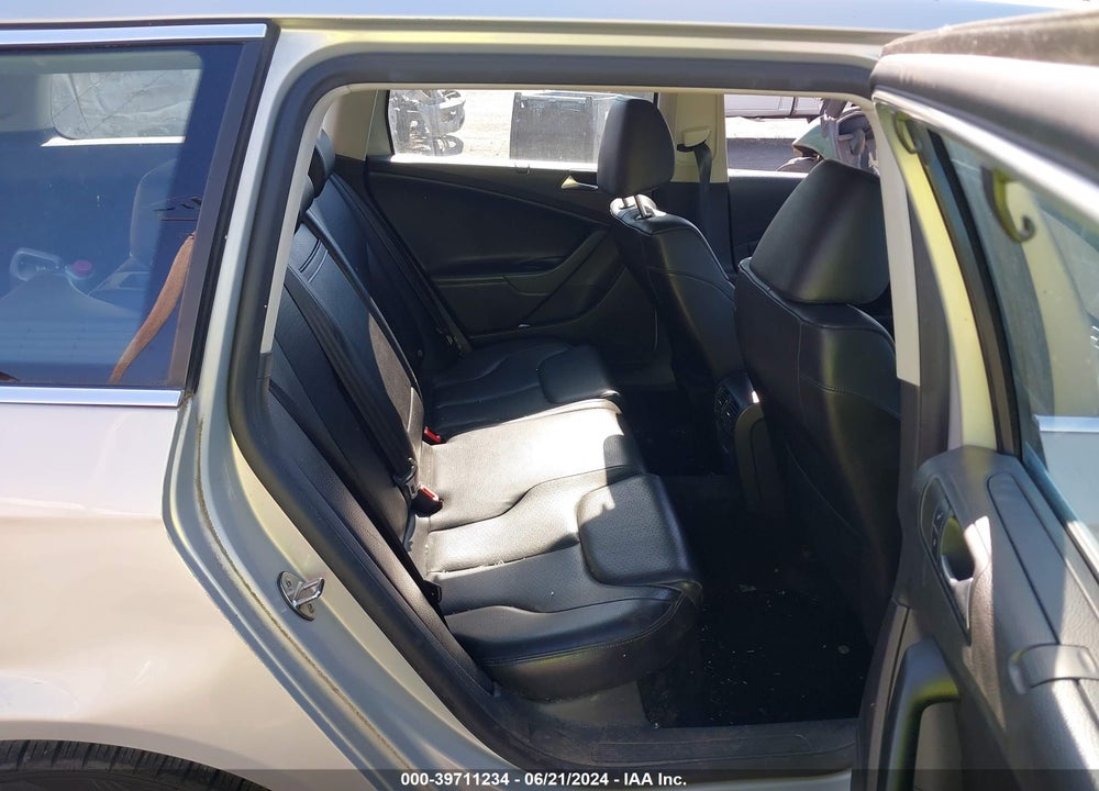 2010 VOLKSWAGEN PASSAT KOMFORT VIN: WVWXL7AN9AE027484