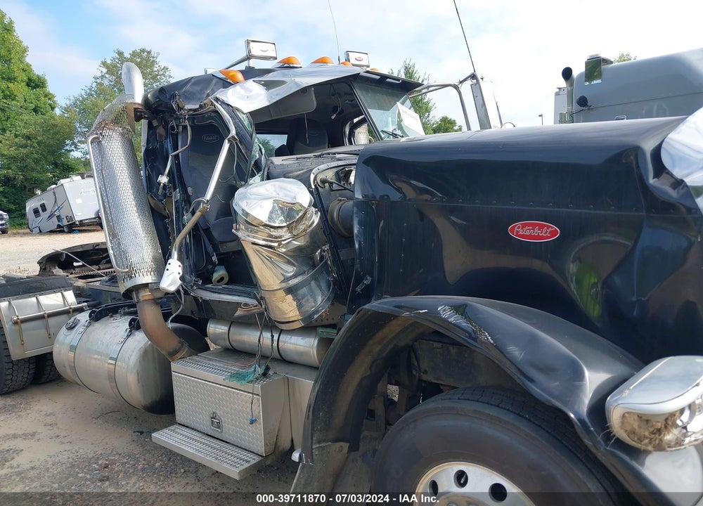 2011 PETERBILT 388 VIN: 1XPWDU9X9BD117477