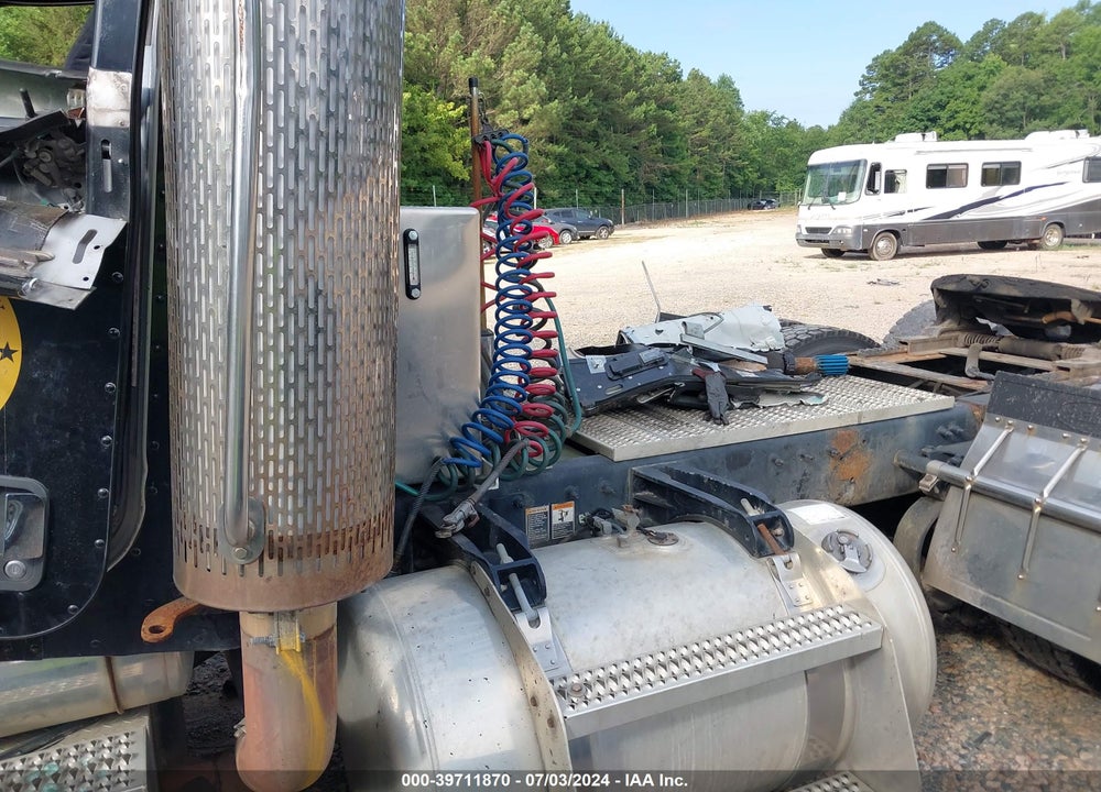 2011 PETERBILT 388 VIN: 1XPWDU9X9BD117477