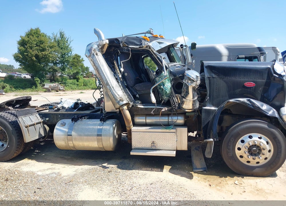 2011 PETERBILT 388 VIN: 1XPWDU9X9BD117477