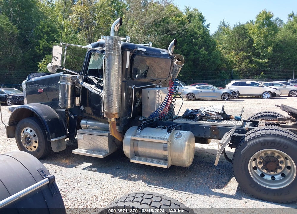 2011 PETERBILT 388 VIN: 1XPWDU9X9BD117477