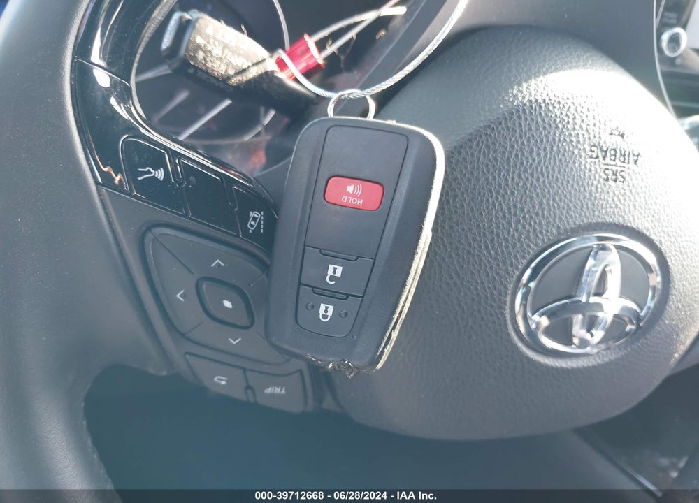 2020 TOYOTA C-HR XLE VIN: JTNKHMBX2L1065588