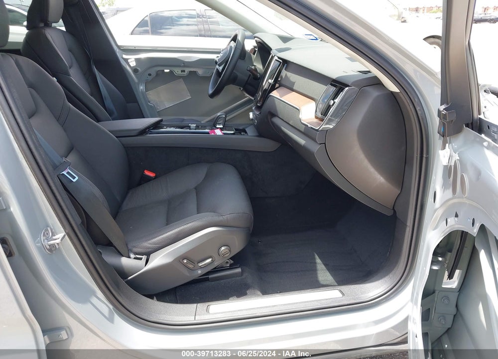 2024 VOLVO XC60 B5 PLUS DARK THEME VIN: YV4L12RL0R1723502