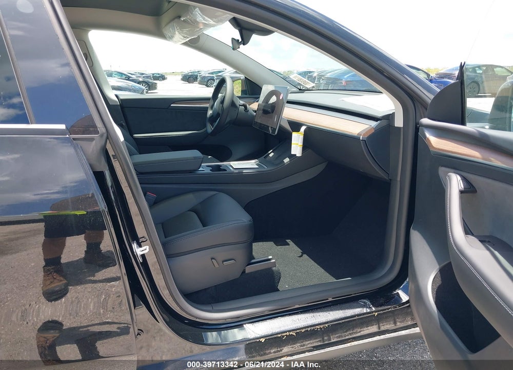 2024 TESLA MODEL Y LONG RANGE/RWD VIN: 7SAYGDED6RF085011