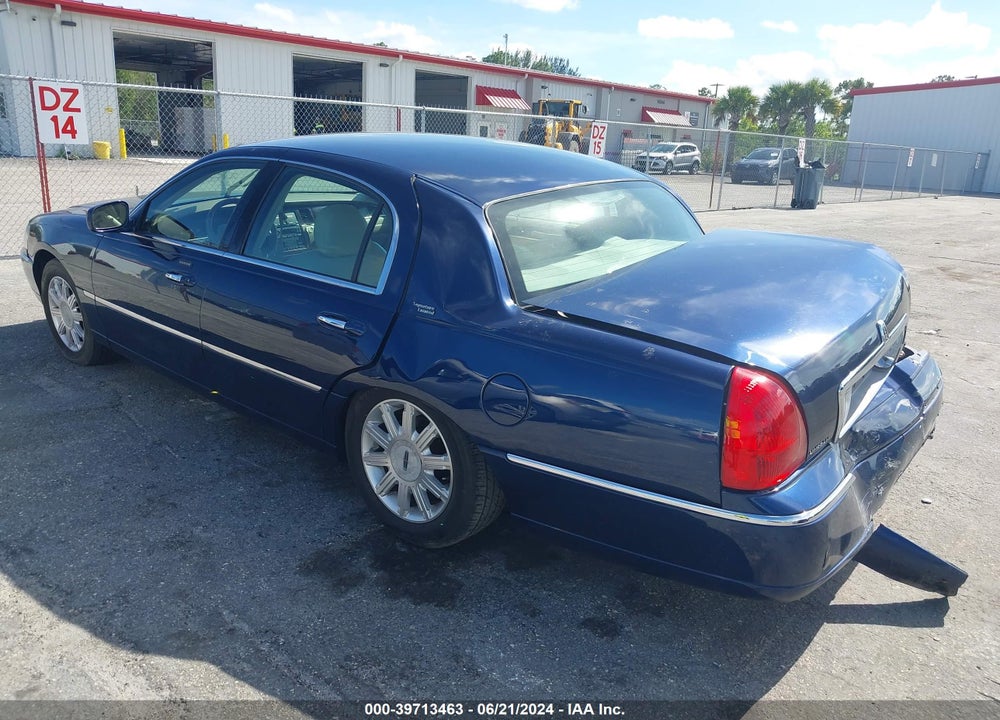 2009 LINCOLN TOWN CAR SIGNATURE LIMITED VIN: 2LNHM82V69X606072