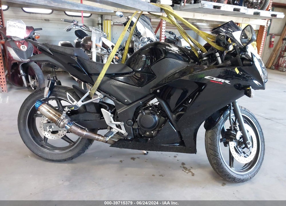 2015 HONDA CBR300 R VIN: MLHNC5106F5101612