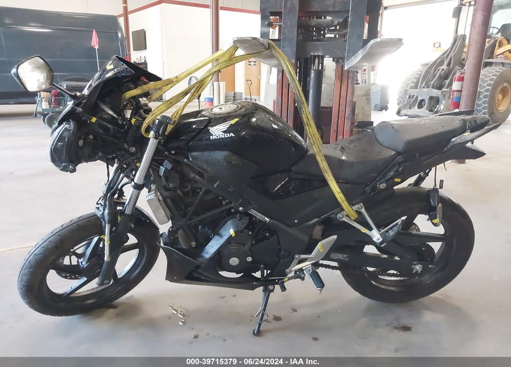 2015 HONDA CBR300 R VIN: MLHNC5106F5101612