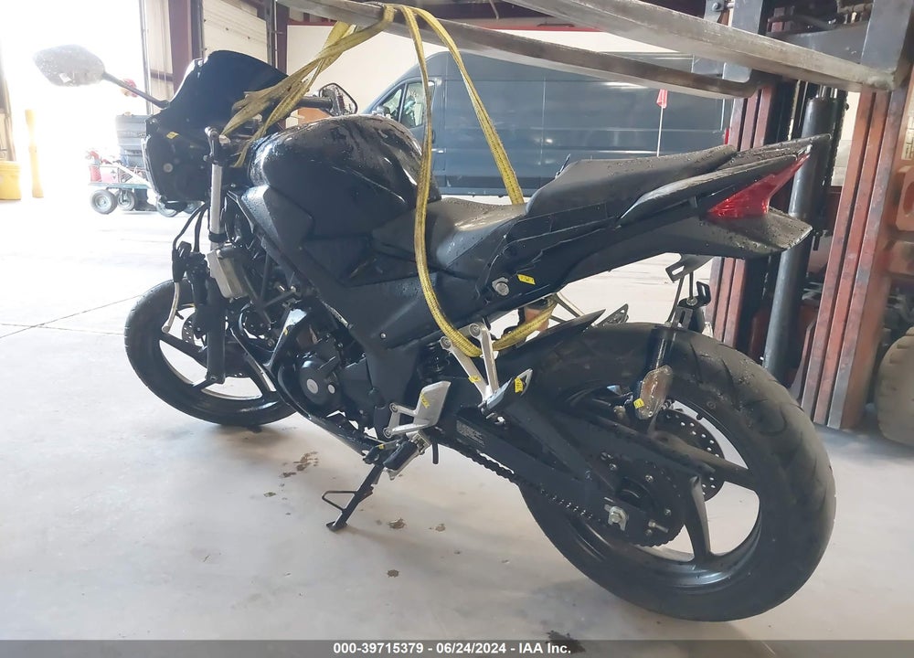 2015 HONDA CBR300 R VIN: MLHNC5106F5101612
