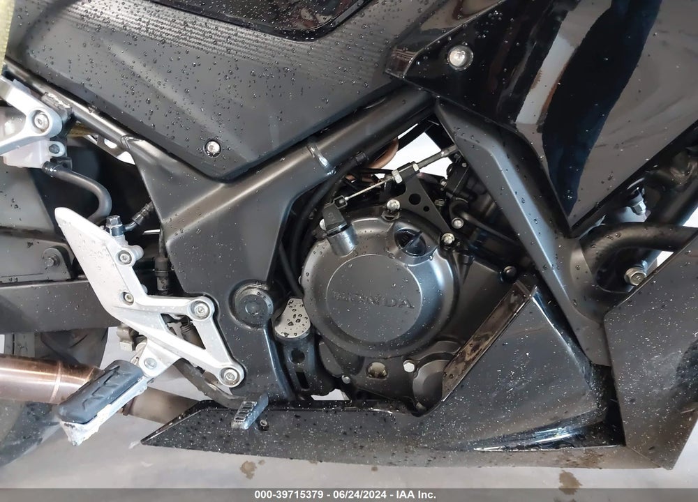 2015 HONDA CBR300 R VIN: MLHNC5106F5101612