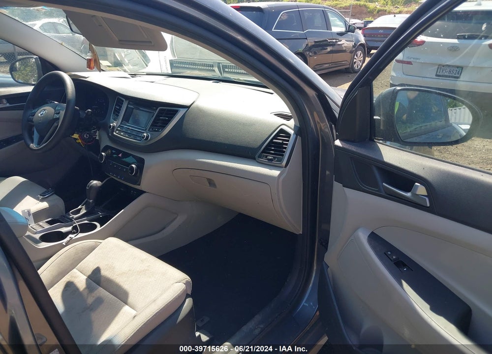 2017 HYUNDAI TUCSON SE VIN: KM8J33A4XHU377241
