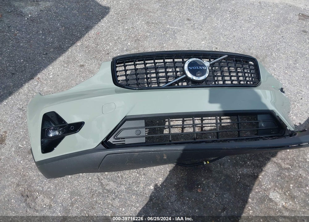 2024 VOLVO XC40 B5 PLUS DARK THEME VIN: YV4L12ULXR2240827