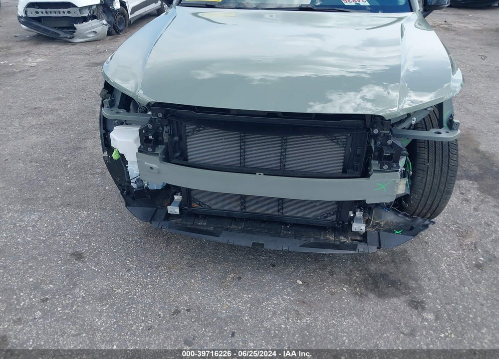 2024 VOLVO XC40 B5 PLUS DARK THEME VIN: YV4L12ULXR2240827