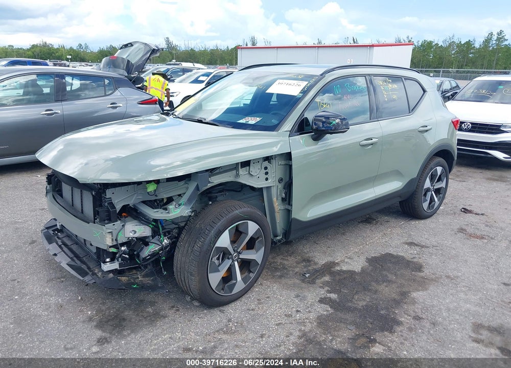 2024 VOLVO XC40 B5 PLUS DARK THEME VIN: YV4L12ULXR2240827