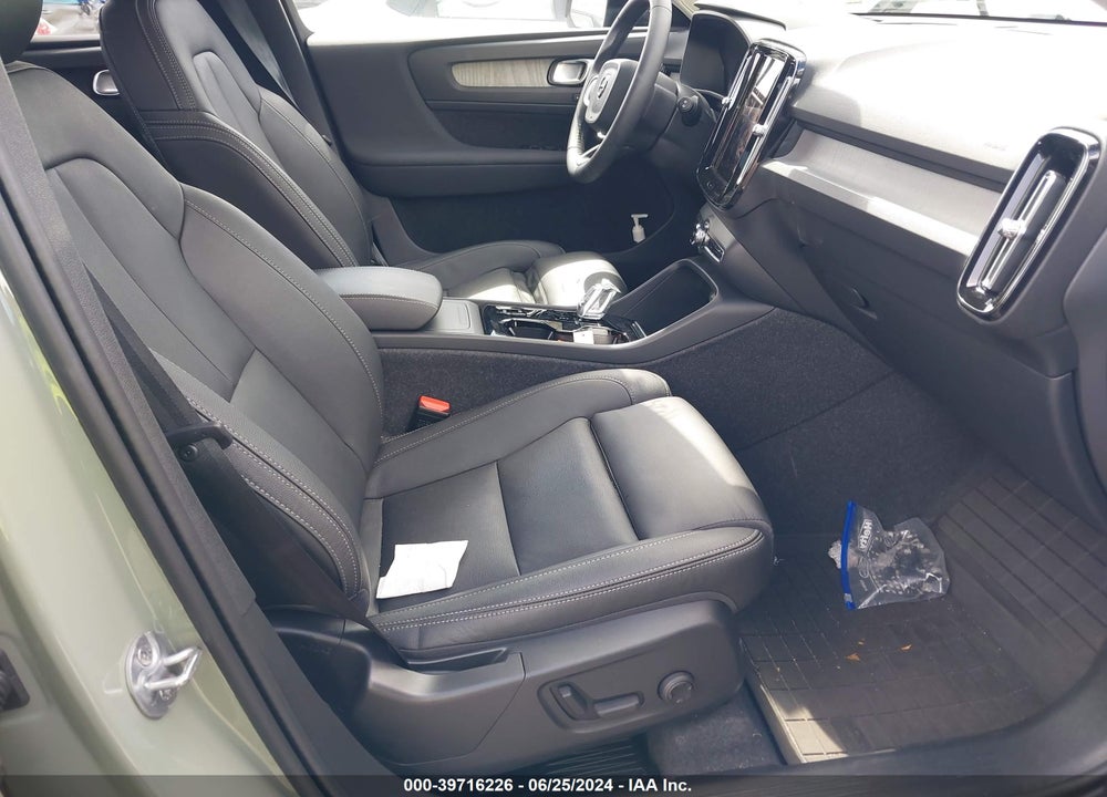 2024 VOLVO XC40 B5 PLUS DARK THEME VIN: YV4L12ULXR2240827