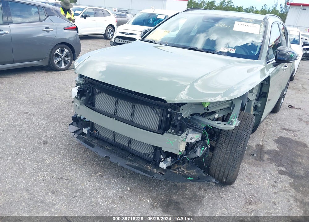 2024 VOLVO XC40 B5 PLUS DARK THEME VIN: YV4L12ULXR2240827