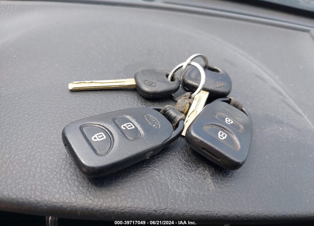 2013 KIA SORENTO LX VIN: 5XYKTCA63DG366068