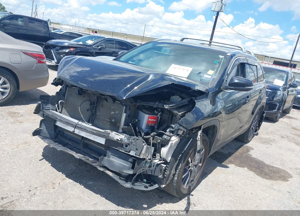 2019 TOYOTA HIGHLANDER XLE VIN: 5TDKZRFH4KS326996