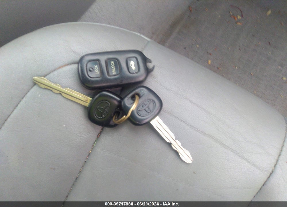 2002 TOYOTA AVALON XLS VIN: 4T1BF28B02U256042