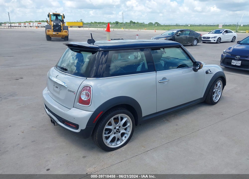 2012 MINI COOPER S VIN: WMWSV3C57CT385334