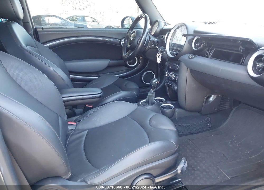2012 MINI COOPER S VIN: WMWSV3C58CTY19129