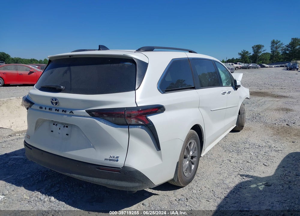 2024 TOYOTA SIENNA XLE VIN: 5TDJRKEC9RS182395