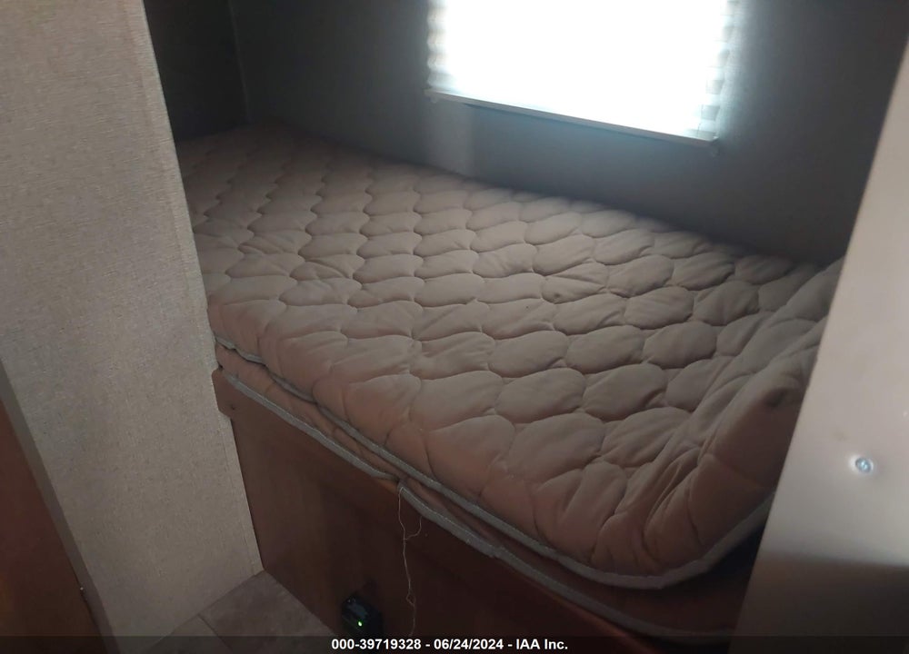 2018 KEYSTONE OTHER VIN: 4YDT18017JW152239