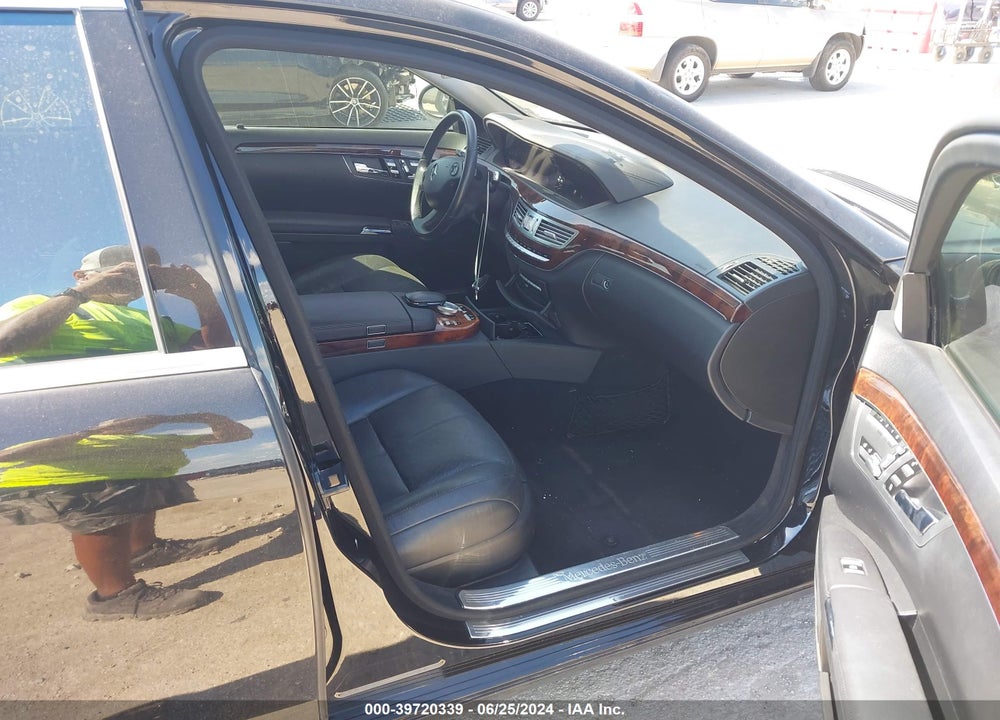 2007 MERCEDES-BENZ S 550 VIN: WDDNG71X37A117734