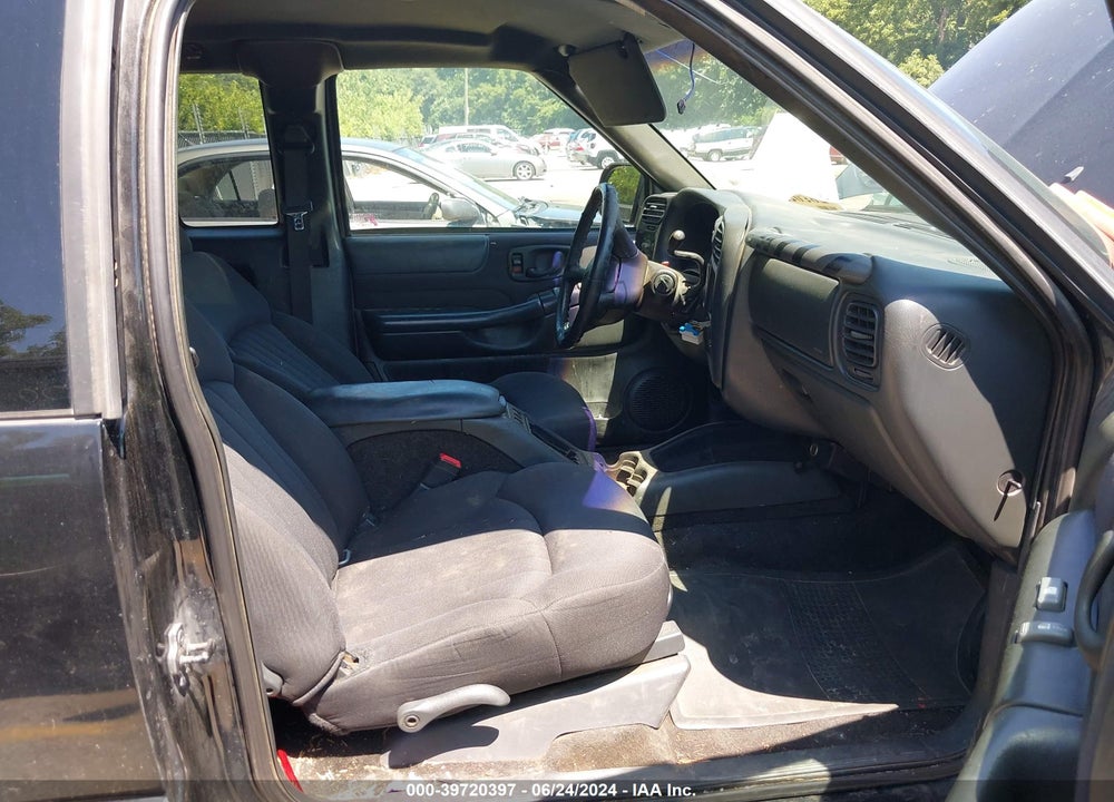 2003 CHEVROLET S-10 LS VIN: 1GCCT19X738133306