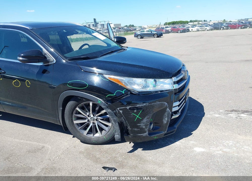 2018 TOYOTA HIGHLANDER XLE VIN: 5TDJZRFH1JS800235