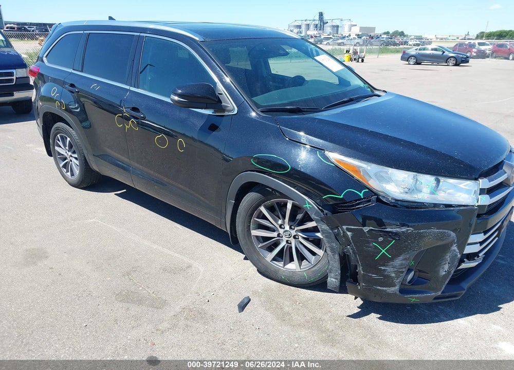 2018 TOYOTA HIGHLANDER XLE VIN: 5TDJZRFH1JS800235