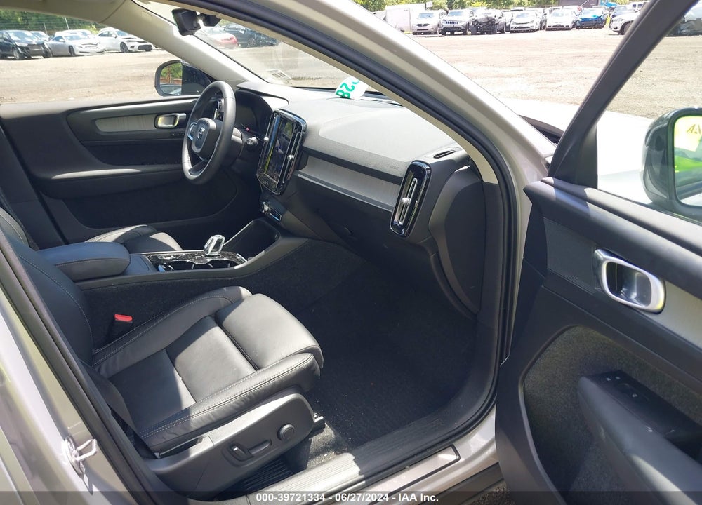 2023 VOLVO XC40 B5 PLUS DARK THEME VIN: YV4L12UW0P2930805