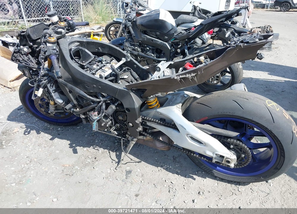 2016 YAMAHA YZFR1M C VIN: JYARN40Y0GA000201