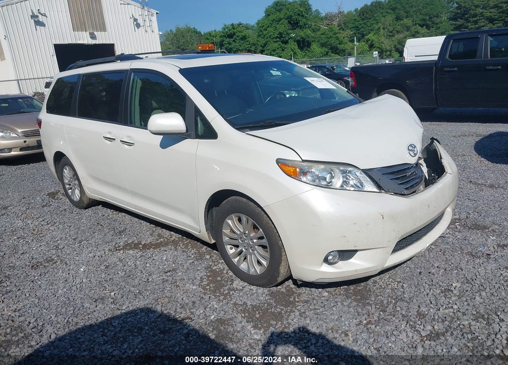 2017 TOYOTA SIENNA XLE 8 PASSENGER VIN: 5TDYZ3DC5HS798146