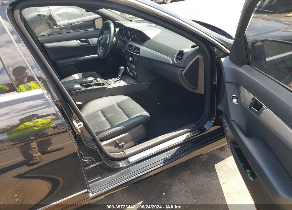 2013 MERCEDES-BENZ C 250 LUXURY/SPORT VIN: WDDGF4HB6DR269931