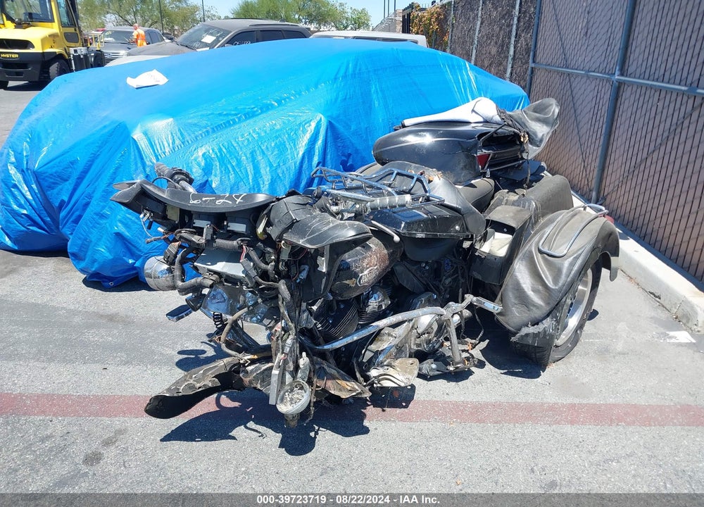 2013 HARLEY-DAVIDSON FLHTCUTG TRI GLIDE ULTRA CLASSIC VIN: 1HD1MAM33DB851138