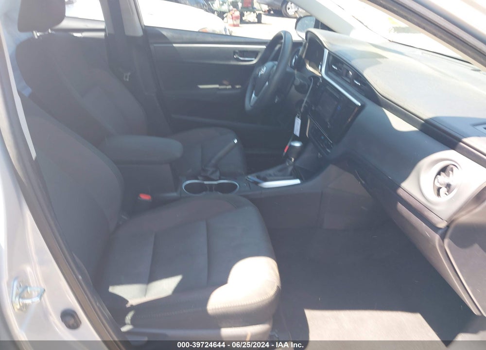 2018 TOYOTA COROLLA LE VIN: 2T1BURHE2JC970523
