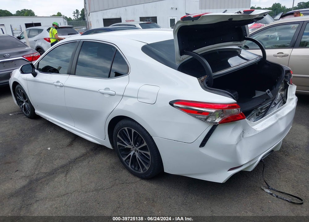 2018 TOYOTA CAMRY SE VIN: 4T1B11HK4JU595877