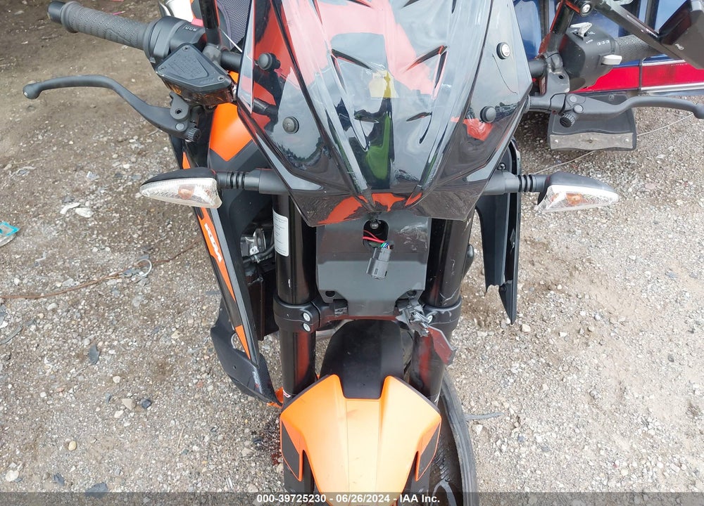 2022 KTM 890 DUKE R VIN: VBKTU9400NM842223