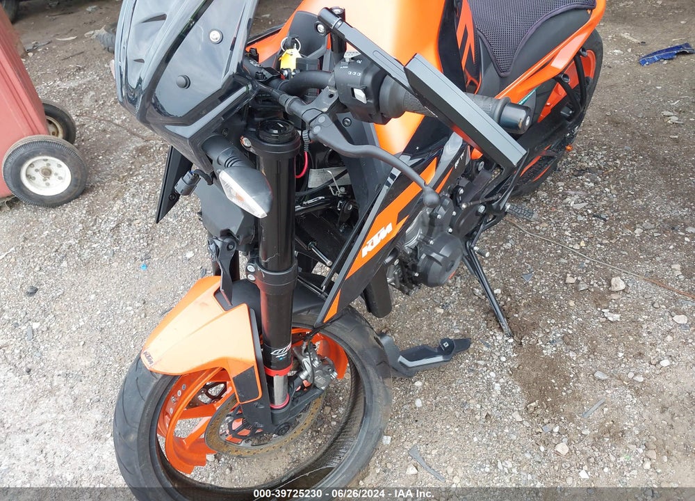2022 KTM 890 DUKE R VIN: VBKTU9400NM842223