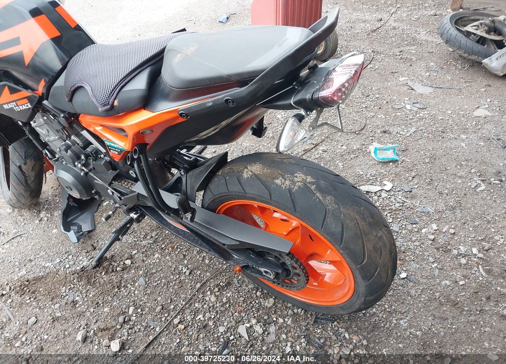 2022 KTM 890 DUKE R VIN: VBKTU9400NM842223
