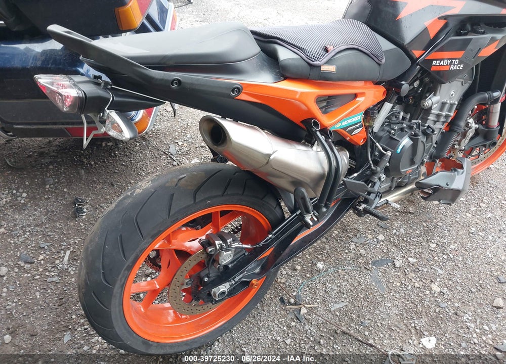 2022 KTM 890 DUKE R VIN: VBKTU9400NM842223