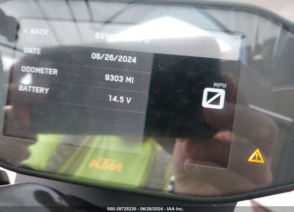 2022 KTM 890 DUKE R VIN: VBKTU9400NM842223